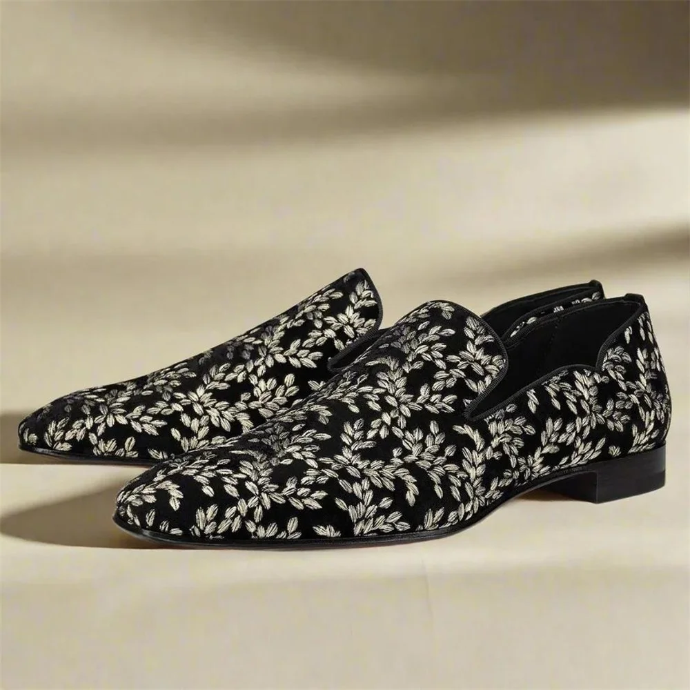 Formal Upper Wear Men - รองเท้าโลฟเฟอร์แบบสวมสำหรับผู้ชาย สีดำ ลายดอกไม้ หัวเหลี่ยมปิด ส้นเตี้ย ผ้าลายใบไม้สีขาว