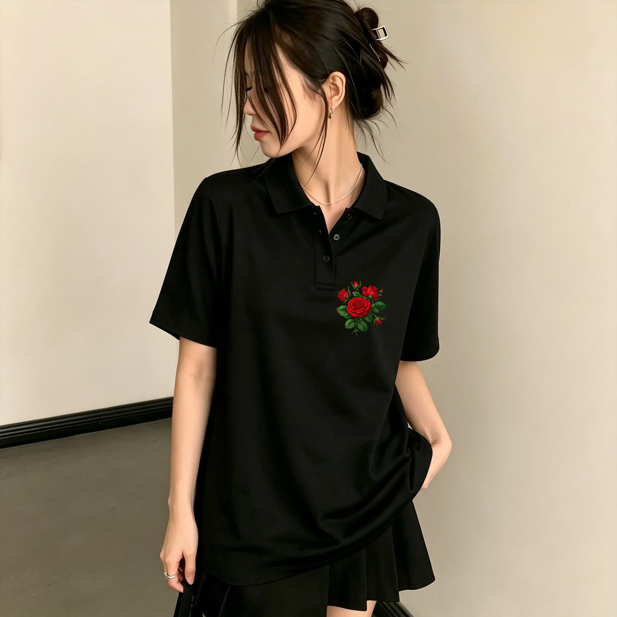 Men Formal Wear All Black - เสื้อโปโลสีดำลำลองสำหรับเด็กผู้หญิง ตกแต่งลายดอกกุหลาบสีแดงอย่างประณีต แขนสั้น ทรงหลวม ระบายอากาศได้ดี เหมาะสำหรับใส่ในชีวิตประจำวัน
